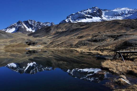 Um lago de águas limpas e geladas forma incríveis reflexos da magnífica paisagem do vale de Pampalarama, na Bolívia